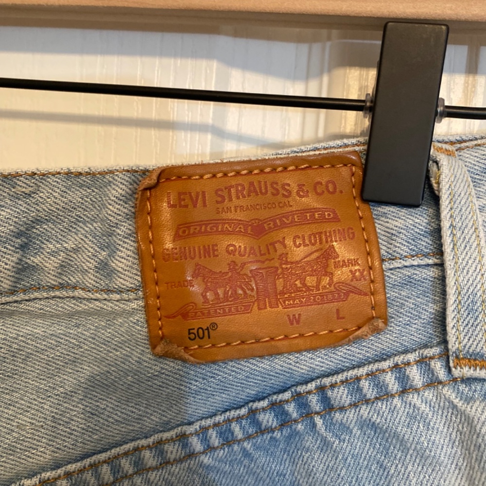 Levi Shorts - Picture 2 of 5
